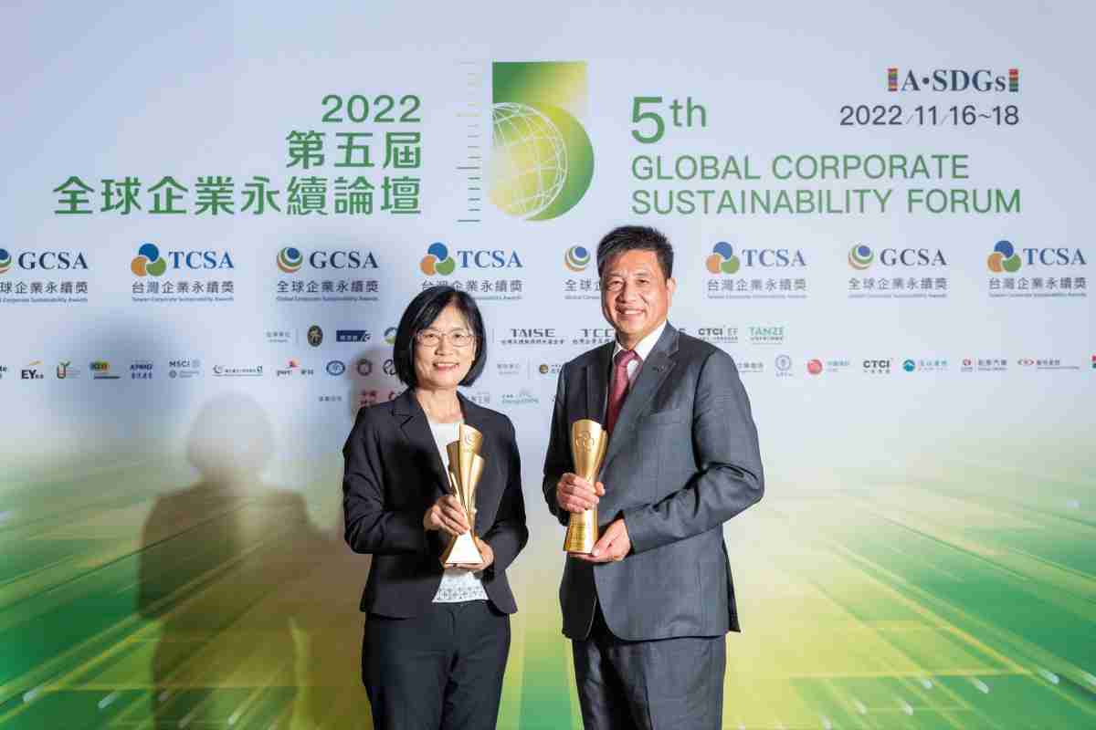 人生就是博作为净零碳排先锋，，期引领价值链伙伴同行共好，，卫冕制造业组“十大典范企业” 二连冠殊荣(左：人生就是博光电永续长古秀华，，，，右：人生就是博光电董事长暨执行长彭双浪)