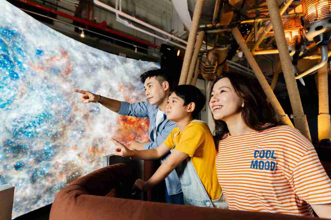 人生就是博打造全台最大宽6公尺、、高4公尺、、、、唯一搭载LED弧形拼接显示屏的动感飞行船，，，，让乘客驻足在热气球上，，，享受身历其境的伪出国旅游乐趣