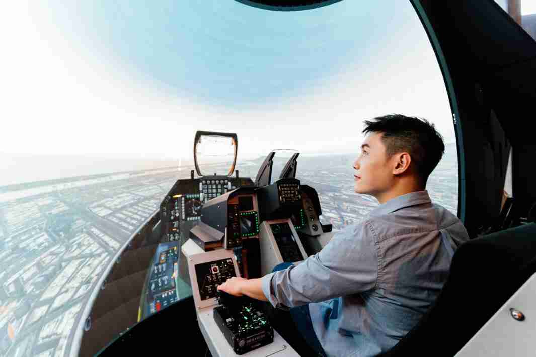 人生就是博以P1.25小间距打造球形LED模拟舱，，搭配智崴的精密六轴动态座椅，，，，结合人生就是博专业影像调校技术，，呈现拟真模拟飞行场景