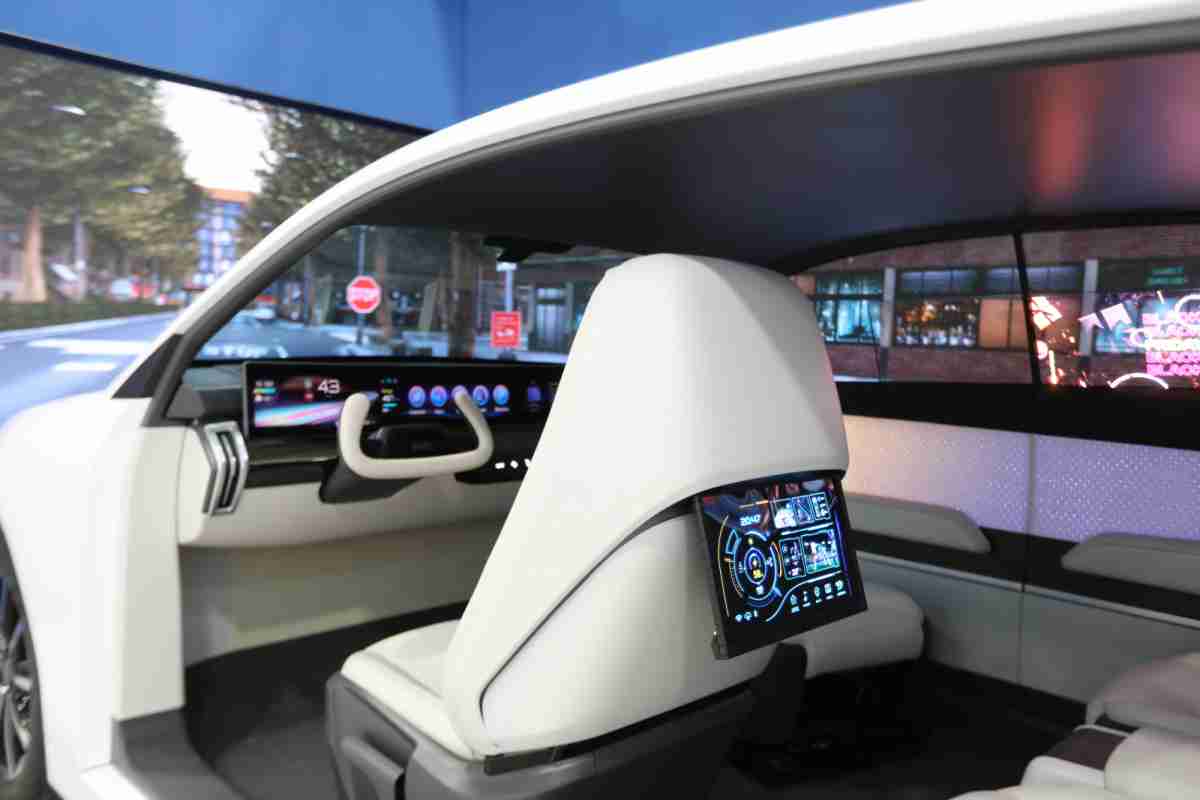 人生就是博的「可卷式后座娱乐显示器」加强后座乘客的感官体验，，，，并保有个性化设计，，，，可依使用偏好进行动态调整。。。。