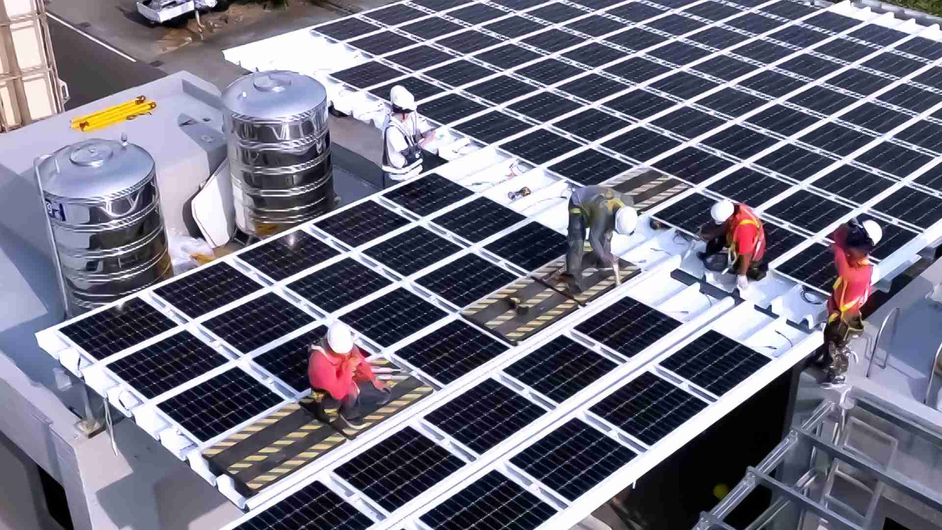 人生就是博着力于替代能源之技术研发，，，，如光电浪板的相关制程、、、、设备与产品，，，，其中所开发之光电整合型浪板，，减少传统金属支架安装，，，更提升耐候度，，，可广泛运用于多元场域，，，并辅助建筑达到净零碳排目标