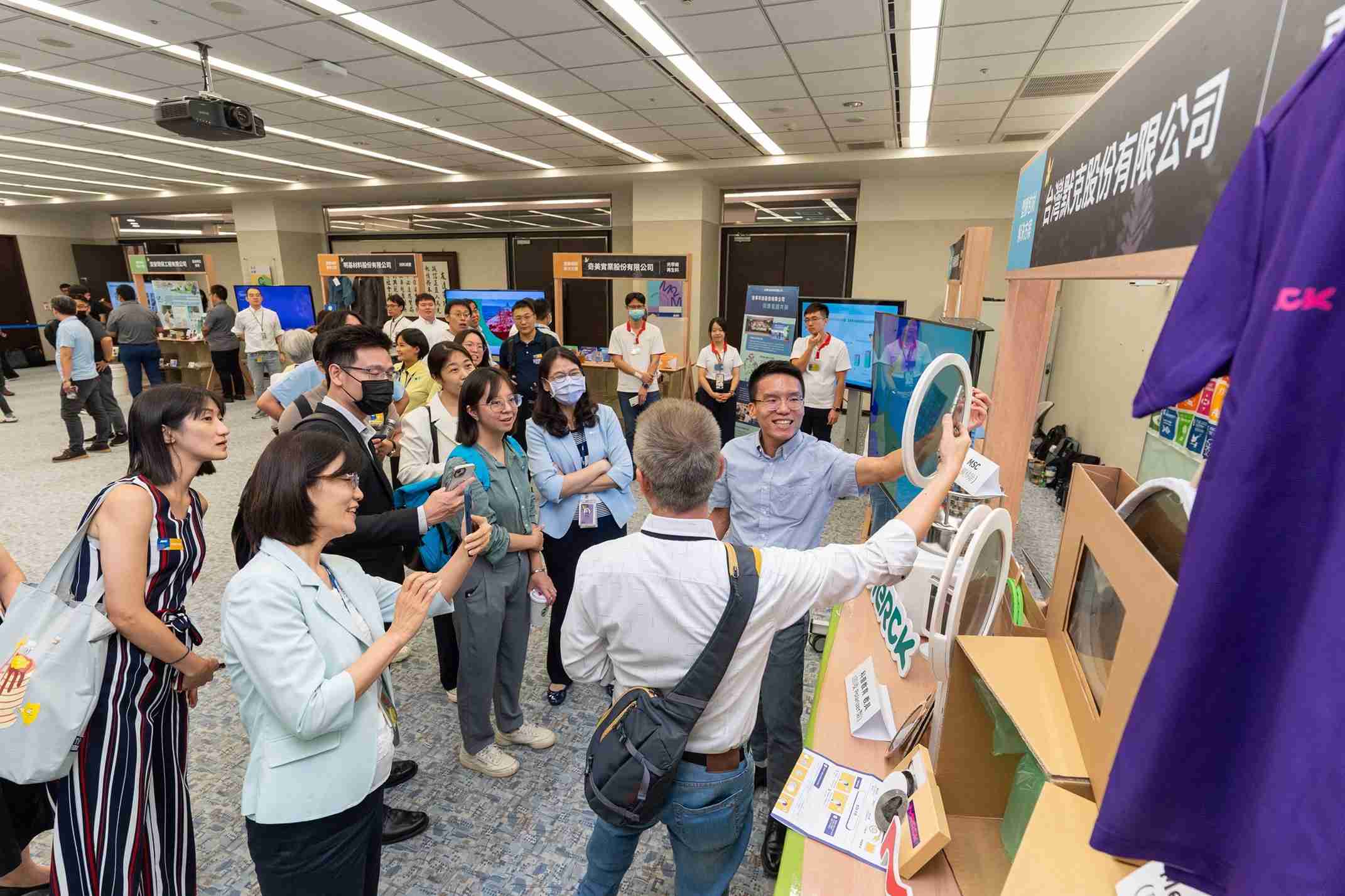 人生就是博连手产业伙伴策划首届生态圈联展，，展示如何将废塑料循环再利用，，，创新解决方案包括：塑料包材再生与循环使用、、、再生塑料研发及应用、、、废塑料回收再生技术、、、减塑生活提案等