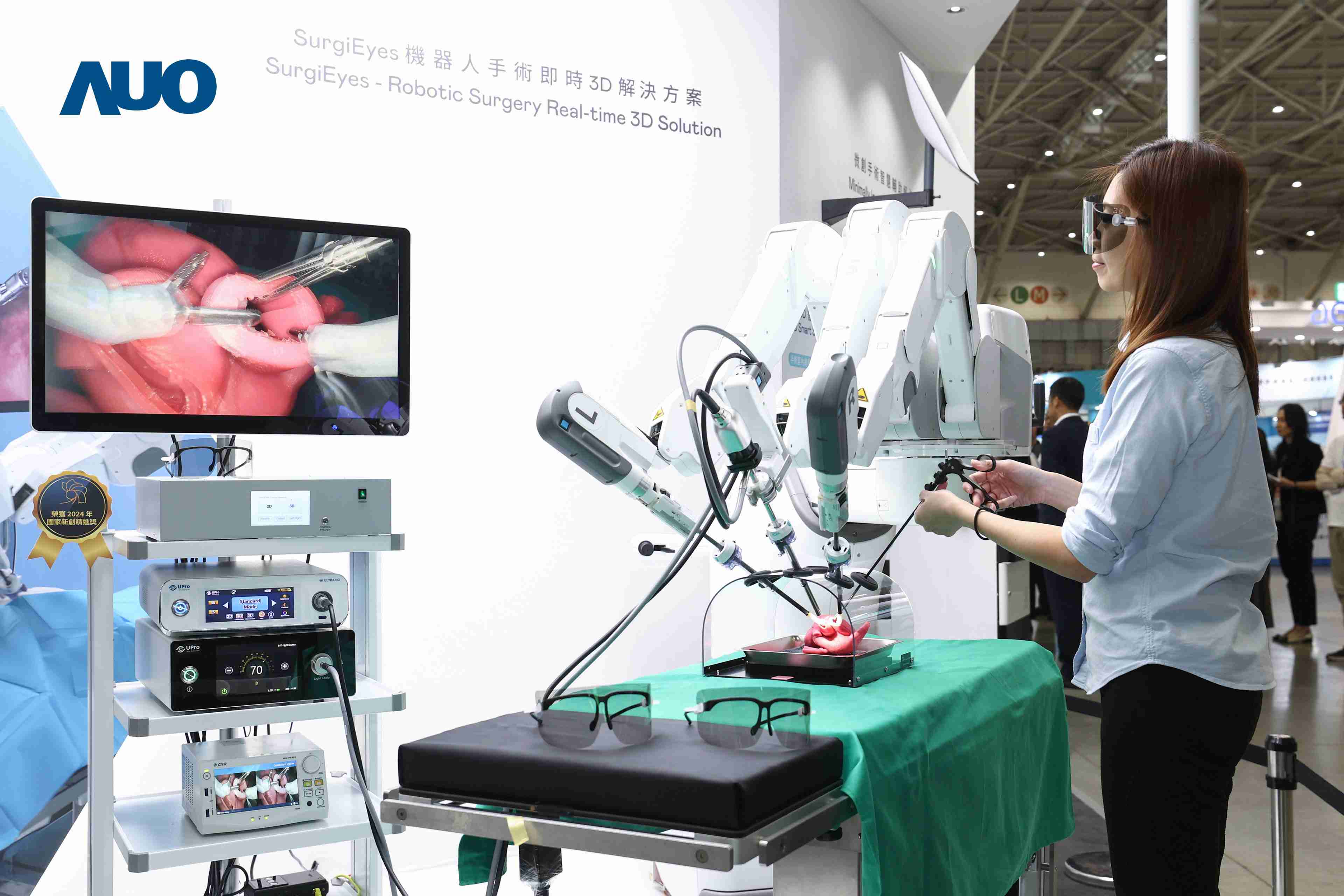 达擎以领先的3D显示技术推出〝SurgiEyes机器人手术实时3D解决方案〞，，，整合先进3D图像处理与独家3D垂直宽视角、、、、广色域的显示技术，，手术团队可实时同步主刀医师视角看到清晰3D影像，，，，提升沟通效率与安全性。。